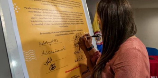Alcaldesa Local firma contrato social por las personas mayores de Engativá